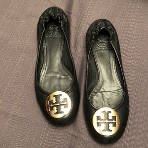 7.5 Tory Burch Minnie flat in black/gold